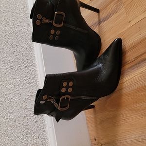 Black Harley Davison boots